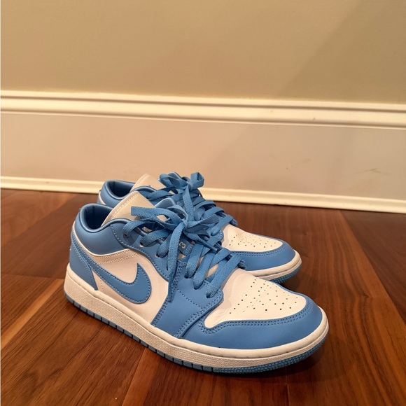 Nike Air Jordan 1 Low UNC Sneaker - Picture 3 of 3